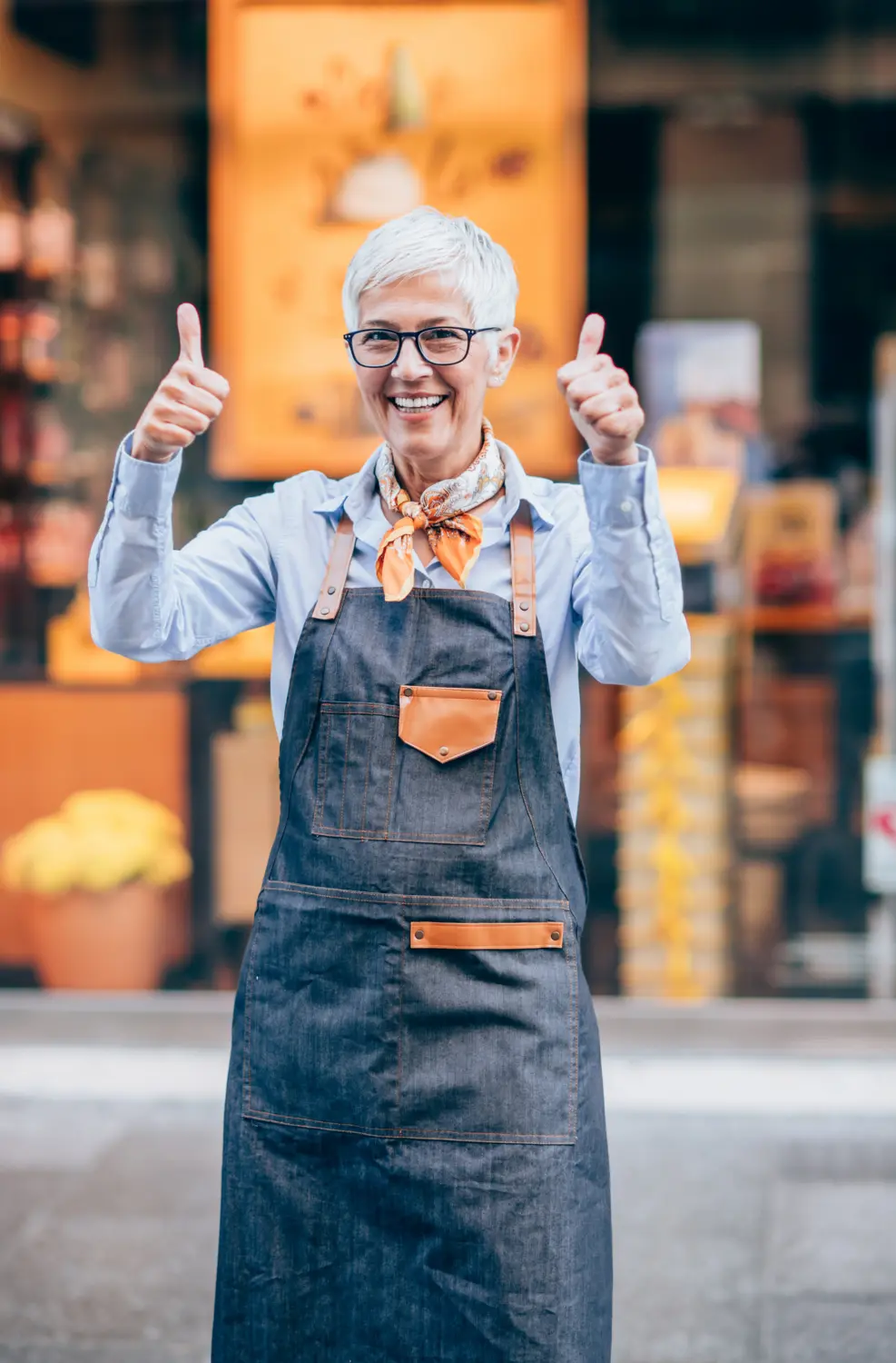 Glückliche Inhaberin Inhaberin eines kleinen Betriebs freut sich über neue Kunden – Business auffindbar machen mit doitactive.de