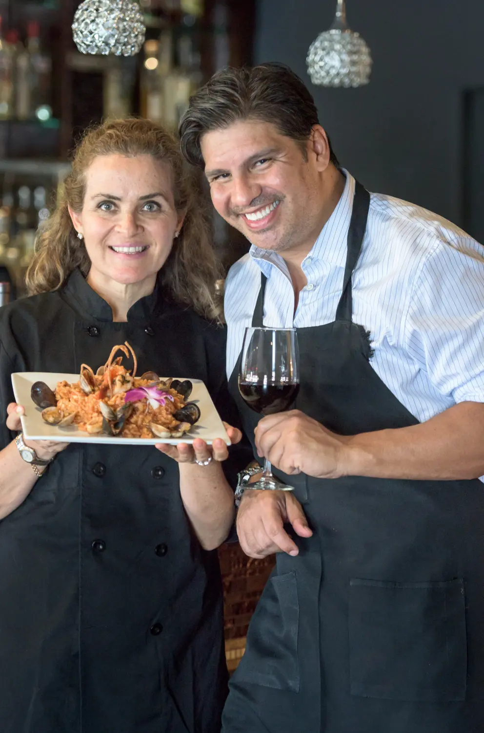 Gastronomie-Team präsentiert stolz ihr Restaurant – Business auffindbar machen mit doitactive.de